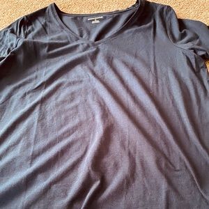 NWOT - Nice Navy Blue Women’s Size 2x V-Neck Short Sleeve T-Shirt.